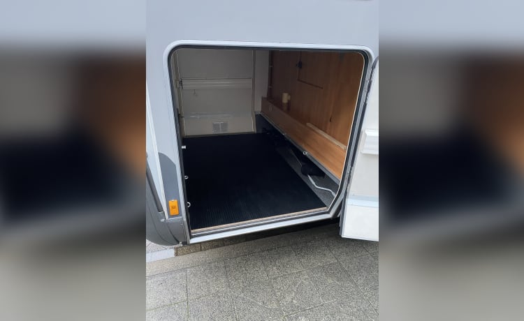 Luxe Hymer met XXL garage 2-4 personen 