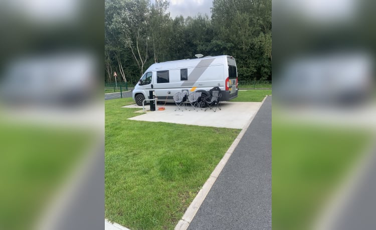 Our van  – Adria Sunliving camper met 2 slaapplaatsen. Zeer lage kilometerstand