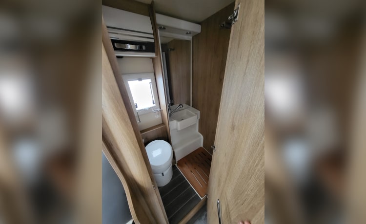 Dominic – 5 Berth Family Motorhome 