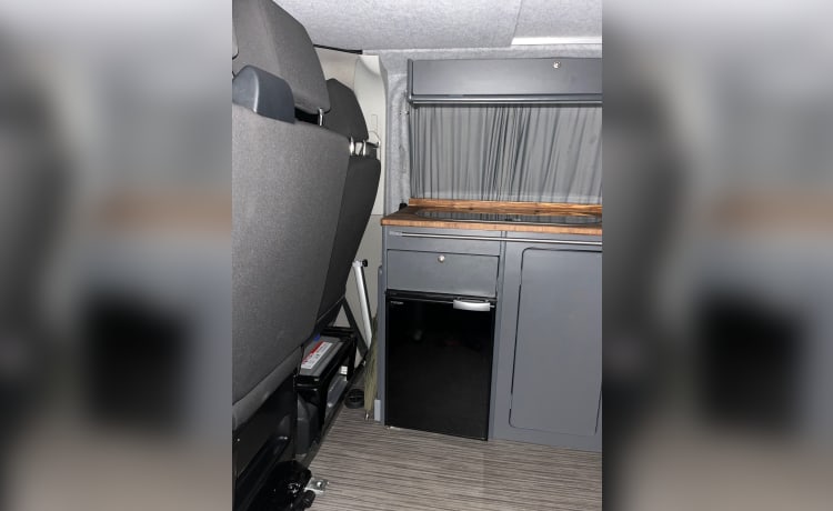 Roxy – VW T6 LWB Handgeschakeld 4 slaapplaatsen