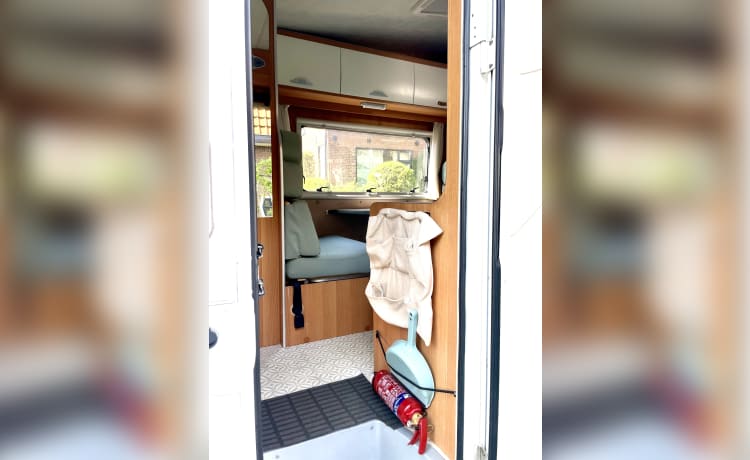 Light and spacious family camper with bunk beds