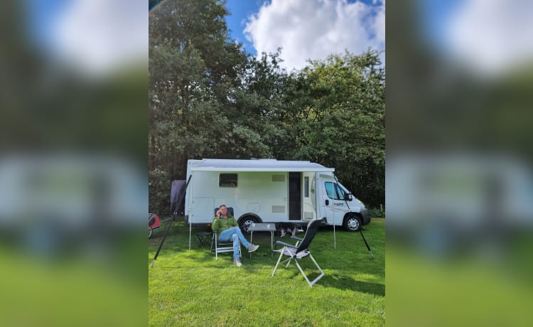 Fully equipped neat Pilote camper semi-integrated