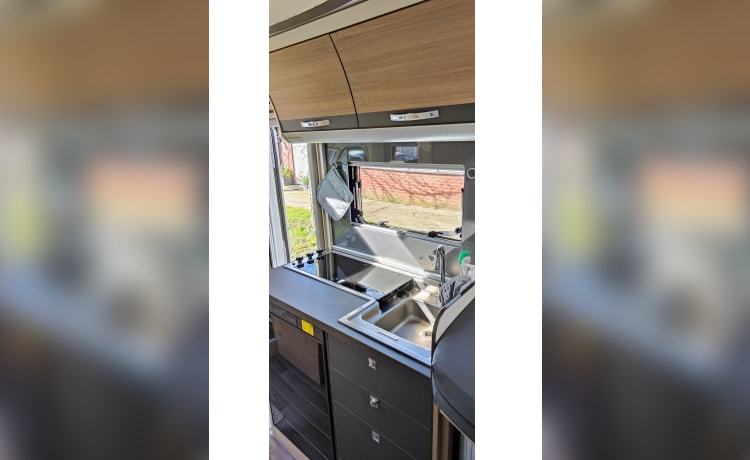 Vakantiemaatje – Adria Compact Plus SL automaat camper half geïntegreerd 2 persoons uit 2019