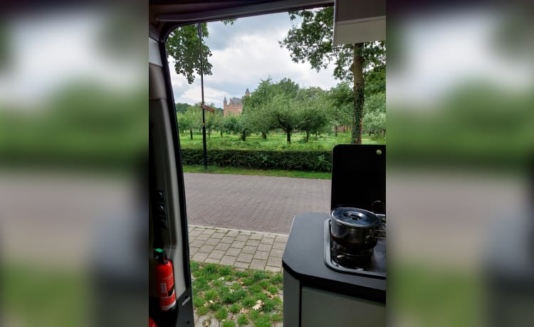 Compacte automaat Adria buscamper uit 2021 met zonnepanelen, fietsendrager