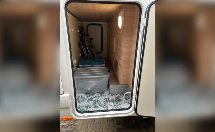 Prachtige compacte 3 persoons camper uit 2021 met 140PK