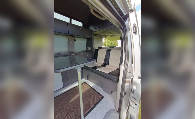 Hightop deluxe  – MAZDA BONGO DELUXE HIGH TOP 2 BERTH  