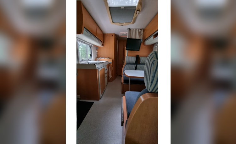 Compact 4p Hymer alcove with bunk bed