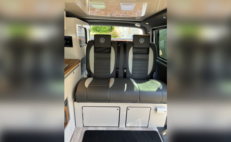 Victor – 4-persoons Volkswagen campervan uit 2023