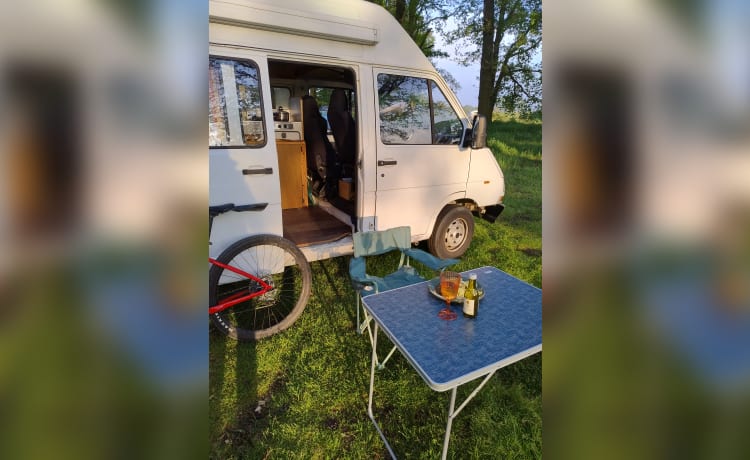 2 persoons Renault campervan uit 1995 – Op avontuur met vrolijke camper Noah!