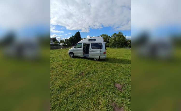 Hightop deluxe  – MAZDA BONGO DELUXE HIGH TOP 2 BERTH  