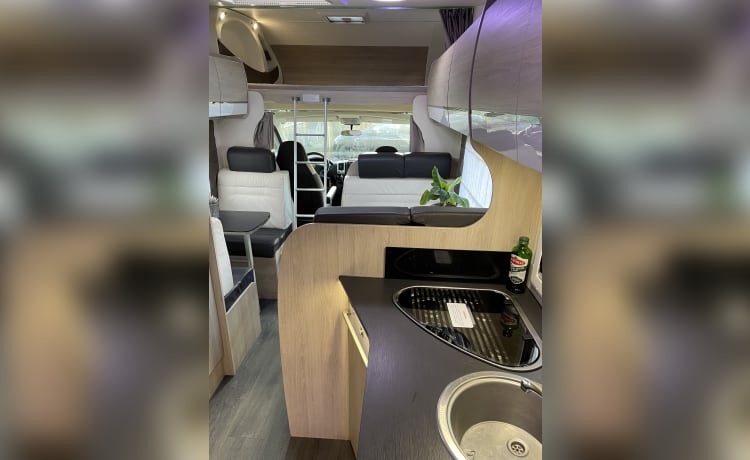 Stoere 7 pers. camper uit 2020 luxe en zeer ruim met stapelbed