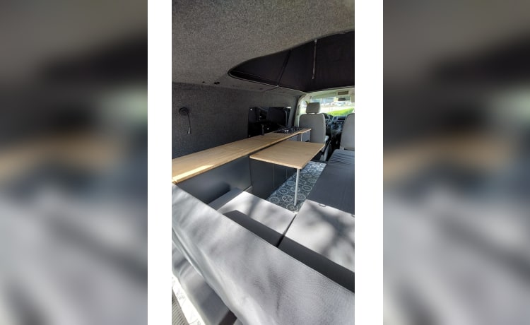 VW T5 gelber Bus mit modernem Interieur