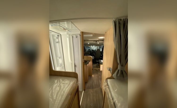 7 – Luxe, riante automaat camper met enkele bedden!