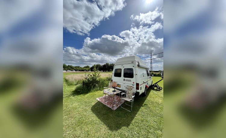 Tina – Retro Hippie Ford Transit Camper Petrol