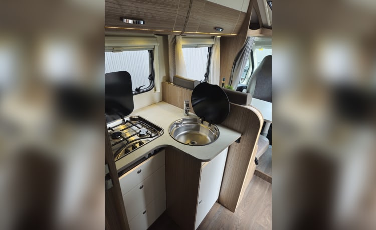 Carado T338 (nieuw) – Experience the freedom! Luxurious and fully furnished - length beds - XXL garage