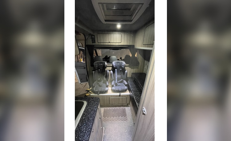 Vansie – Mercedes-Benz Sprinter Race Van Camper 5 Slaapplaatsen