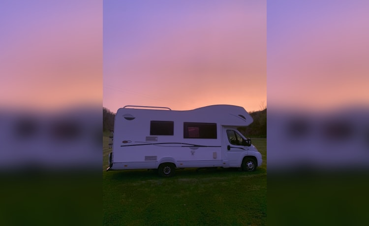 Tony – Your ultimate adventure awaits in our cosy 5-berth motorhome!