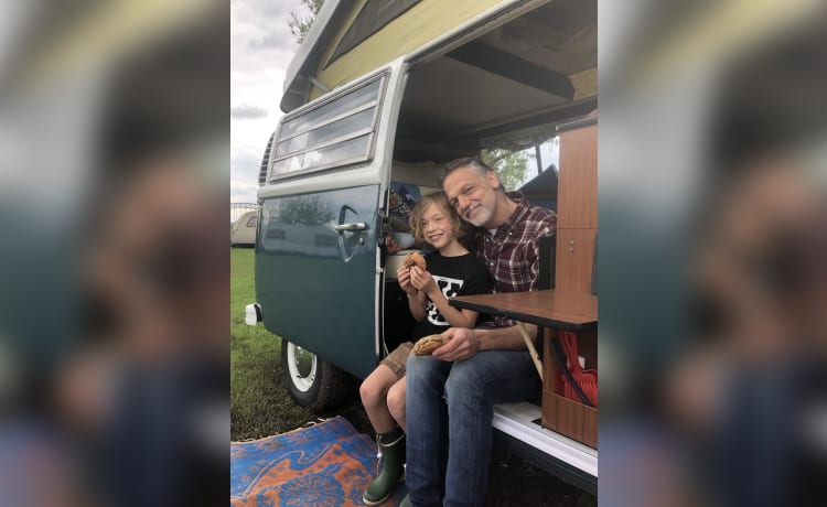 Corrie – 4p Volkswagen campervan uit 1975