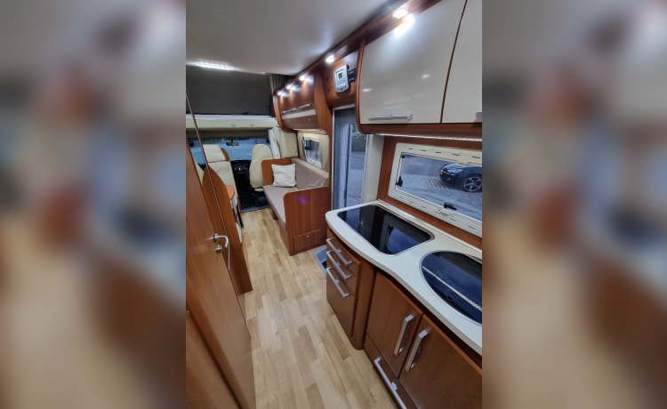 Beautiful Mobilvetta 5 pers. family camper - With bunk bed