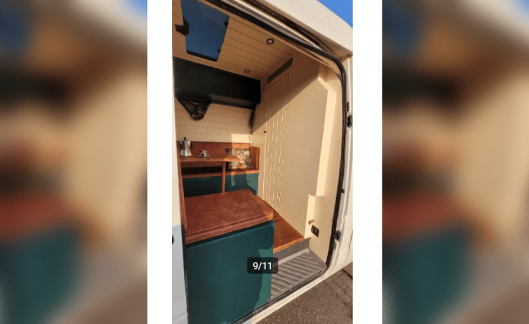 Barry – Volkswagen Camperbus met vast bed + zithoek