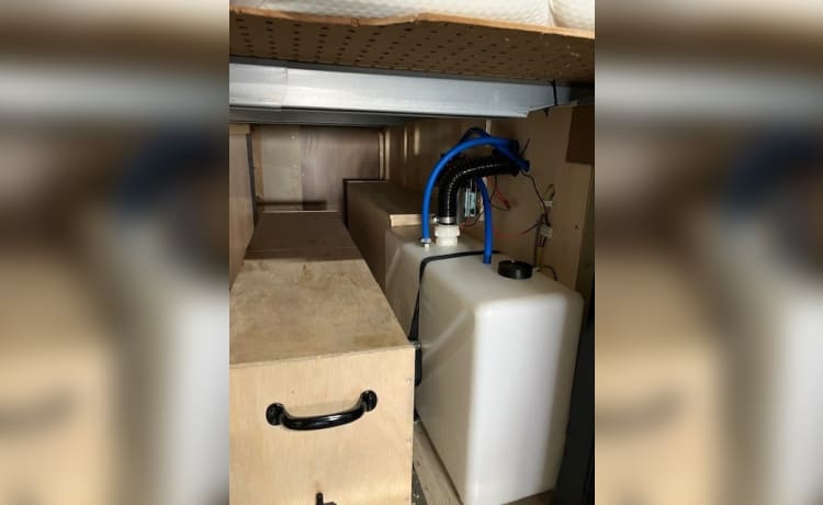 Heunie 2 – Bus camper with lengthwise beds