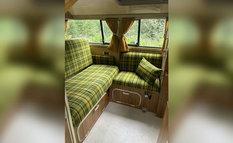Sandy Beach Bus – 3p Volkswagen campervan from 1973