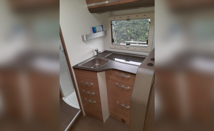 Camper 5 persoons, lengtebedden, airco, fietsendrager. – Wohnmobil 