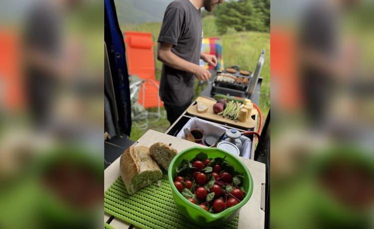 Transit Custom LWB – Kochen Sie drinnen oder draußen mit der verschiebbaren Küchenarbeitsfläche!