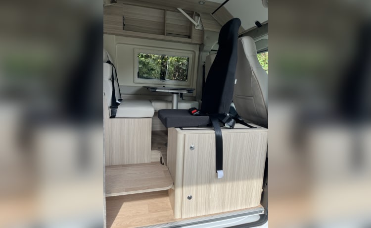 Dreamer Camp 5 – Spacious campervan for 4 to 5 people (sitting & sleeping)  