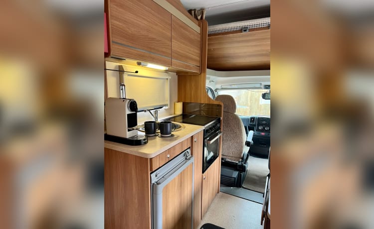 6 berth Swift Lifestyle 686 3500kg 