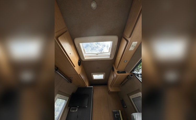 Izzy – 2 berth Renault bus from 2012