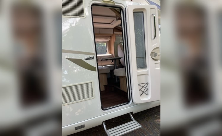 Ruime 4 persoons Hymer semi-integrated uit 2019