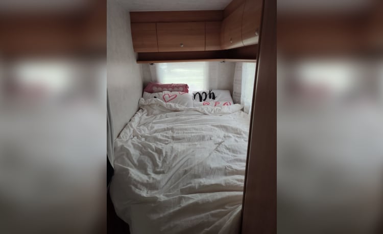 Rimorino – Teilintegrierter 4-Sitzer mit französischem Bett 