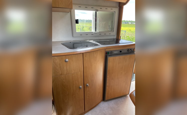 Nette en complete 4-persoons camper uit 2001