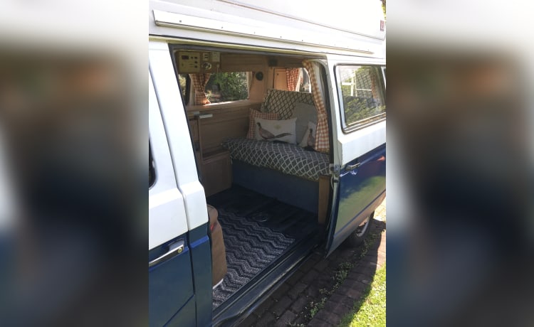 Blue – Volkswagen campervan met 4 slaapplaatsen uit 1986