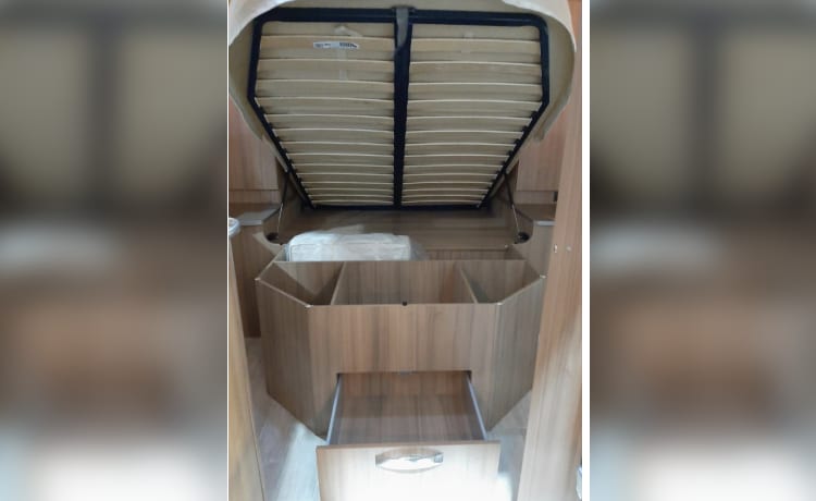 Ruime luxe 2-3 pers camper vele extra's Queensbed half intergraal 2013