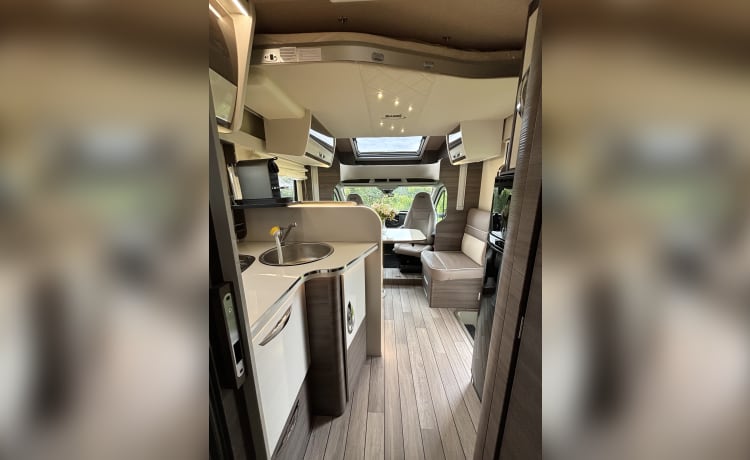 Xplore Amsterdam – Brand New Luxury Ford McLouis 473! Automatic, 5p, large garage!