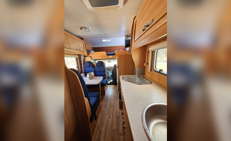 6p Chausson Flash 07 (air conditioning, TV, Apple CarPlay)