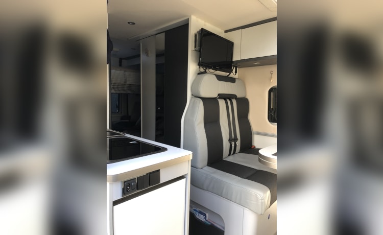 CaRo – 4p Pilote bus uit 2018 (2 volwassenen en 1 kind)