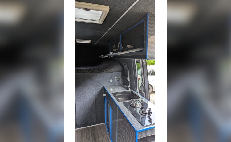 Luxury adventurer with large garage. – Mercedes Sprinter Campervan - Shower - Huge Garage - Off Grid