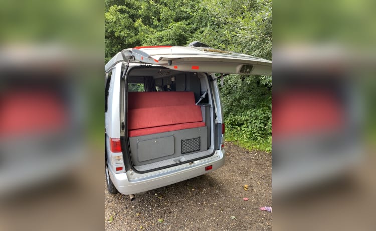 Minnie the Mazda Bongo – Mazda-camper met 2 slaapplaatsen uit 2001