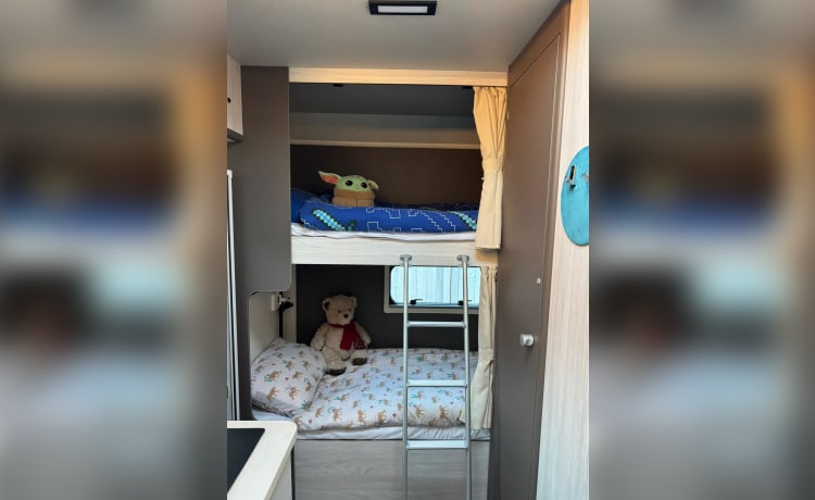 Eze – HR Adventures - Rimor Kilig 9 - Camping-car 6 couchettes, 6 ceintures de sécurité