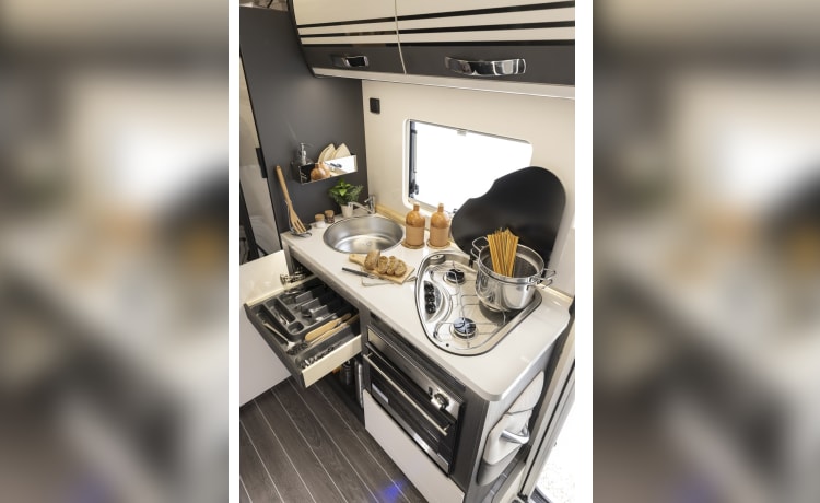  Rollerteam Zefiro 675  – Luxe camper met 4 slaapplaatsen 