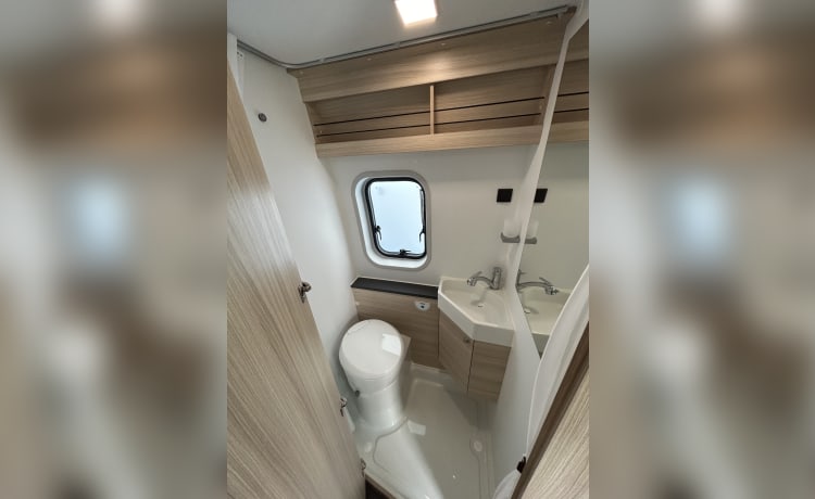 Gloednieuwe campervan met TentTop