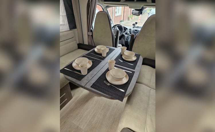 Complete 4 persoons camper: Chausson 640 Titanium - automaat - 2019