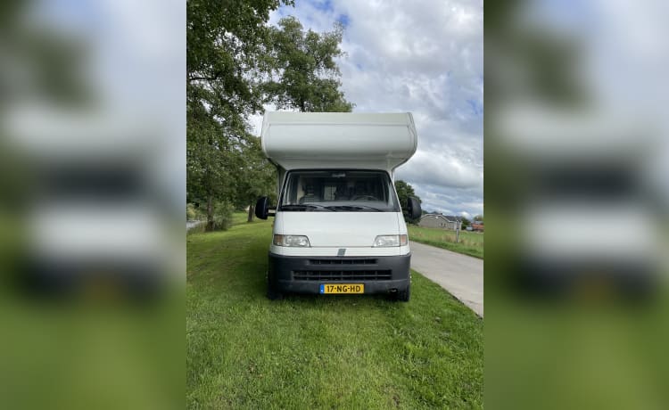 Brembus – Fijne, grote en complete familie (6 persoons) alkoof camper