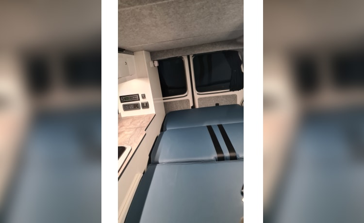 Conduisez 'The Falcon' - Notre camping-car VW T6.1 à 4 couchettes