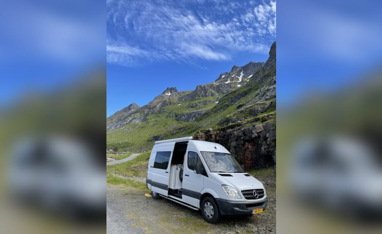 Off-grid Mercedes-Benz bus uit 2008