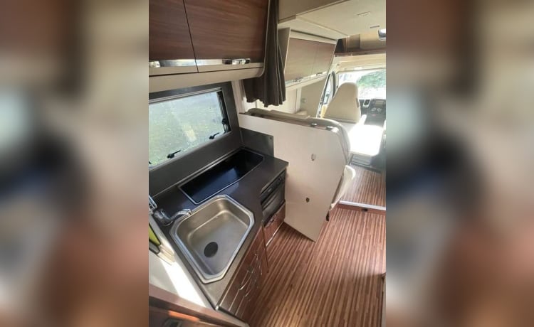 SilverBird – luxurious Adria Matrix 670SL - Located 10mins from Heathrow Airport