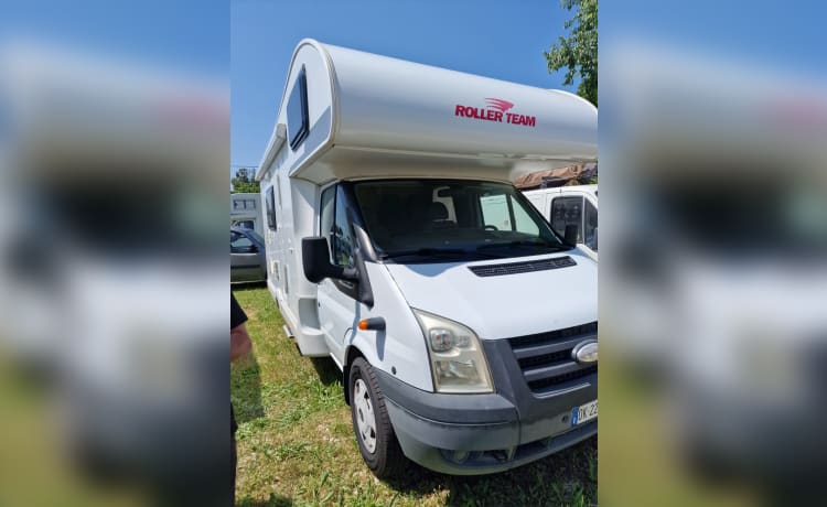 ROLLER TEAM FREEZ – FORD 4 + 1 beds and DOUBLE CLIMATE